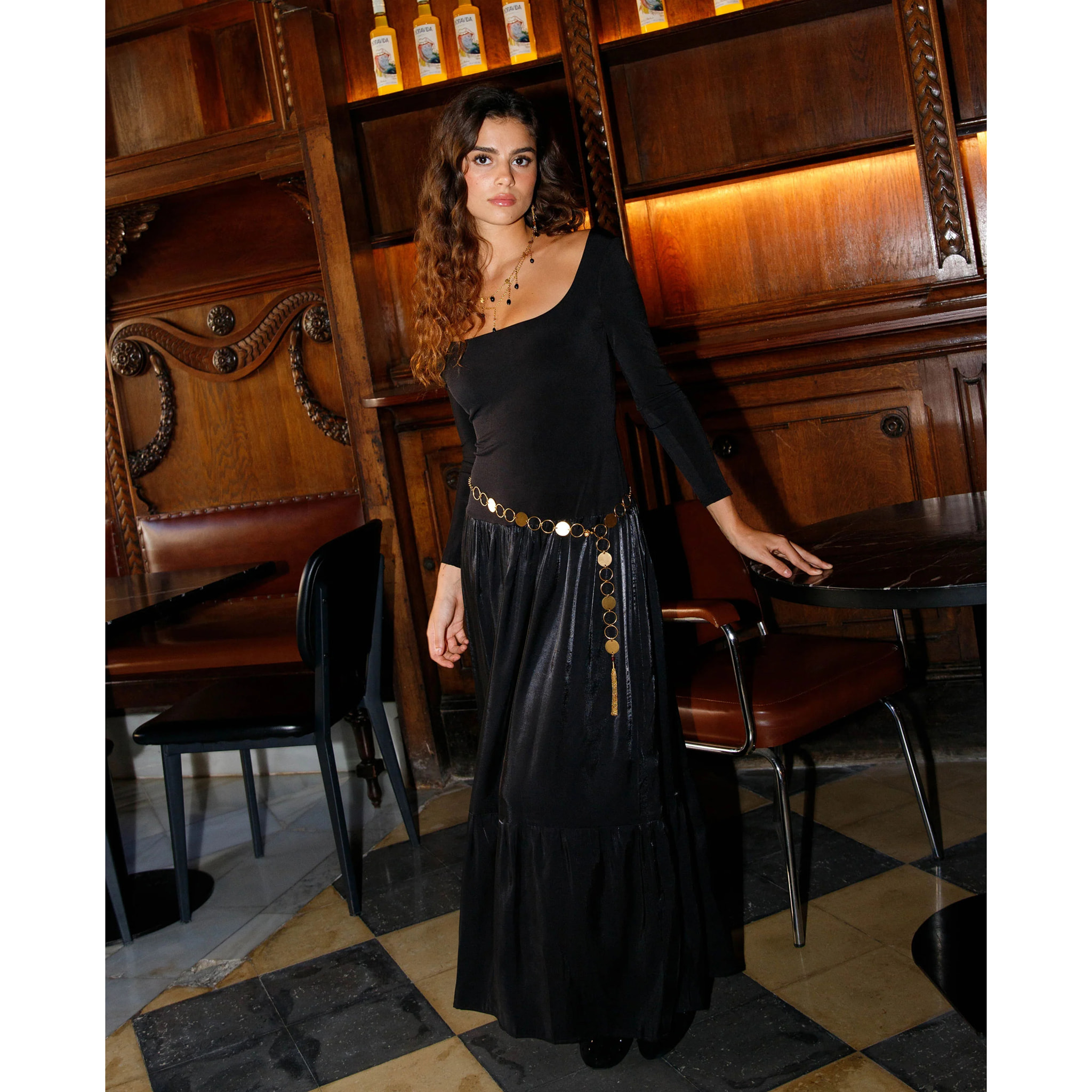 Vestido largo con cuerpo de punto y falda boho satinada con volante.