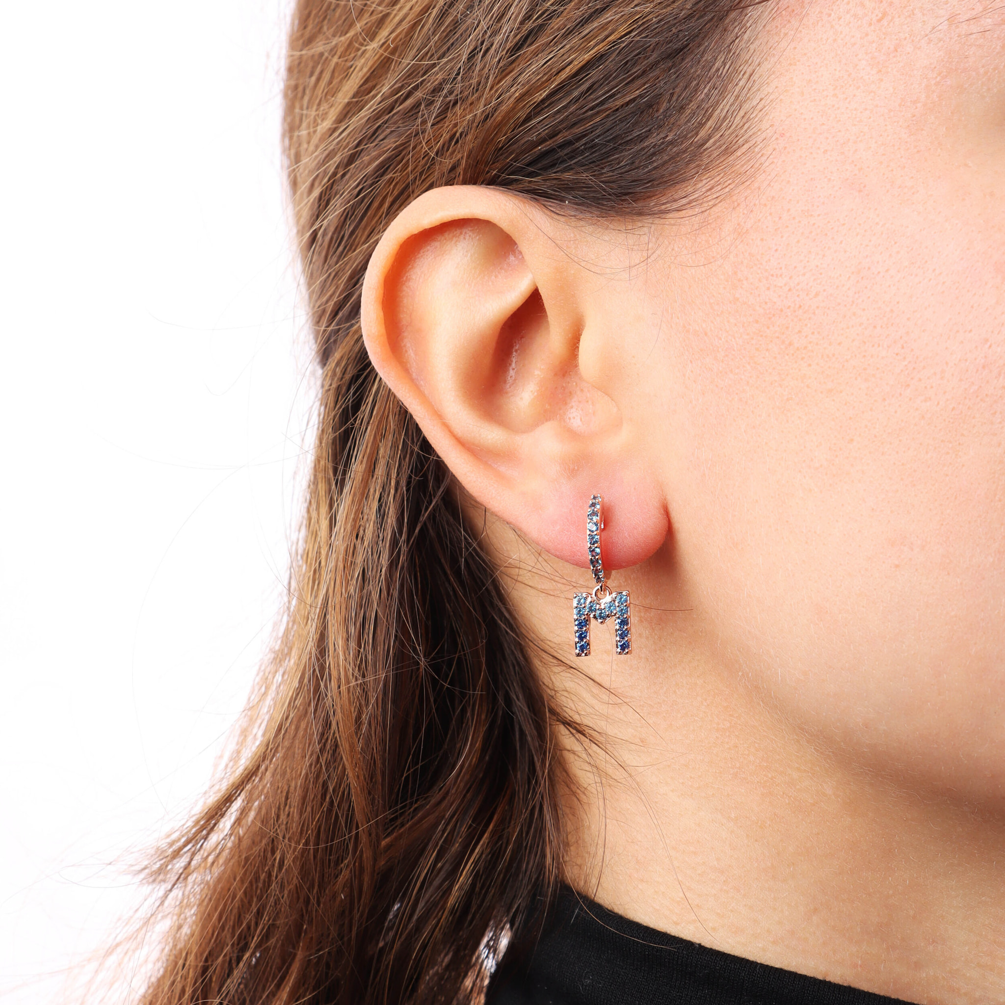 Orecchino Pendente con Lettera M in Pavé di Cubic Zirconia Blu