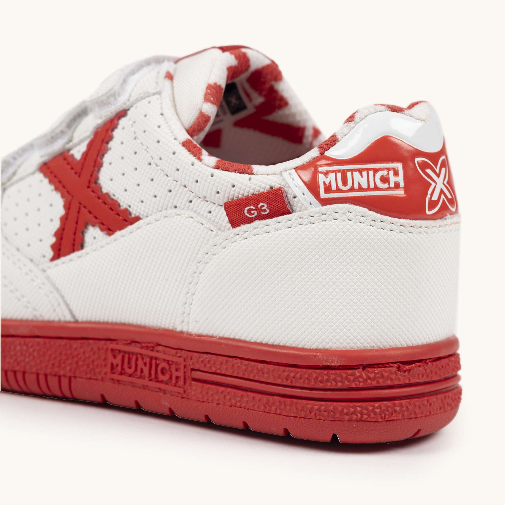 Zapatillas Infantiles de Fútbol Sala en Color Blanco y Rojo con Triple Velcro MUNICH G-3 KID VCO 455