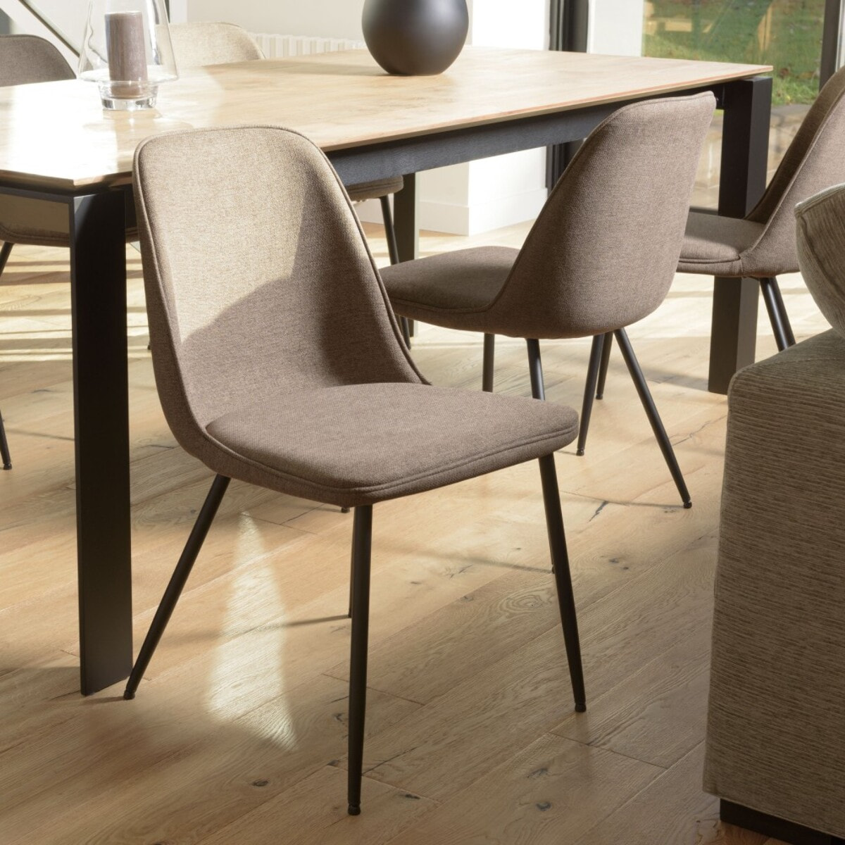 TOM - Lot de 2 chaises tissu marron dossier droit pieds acier noir