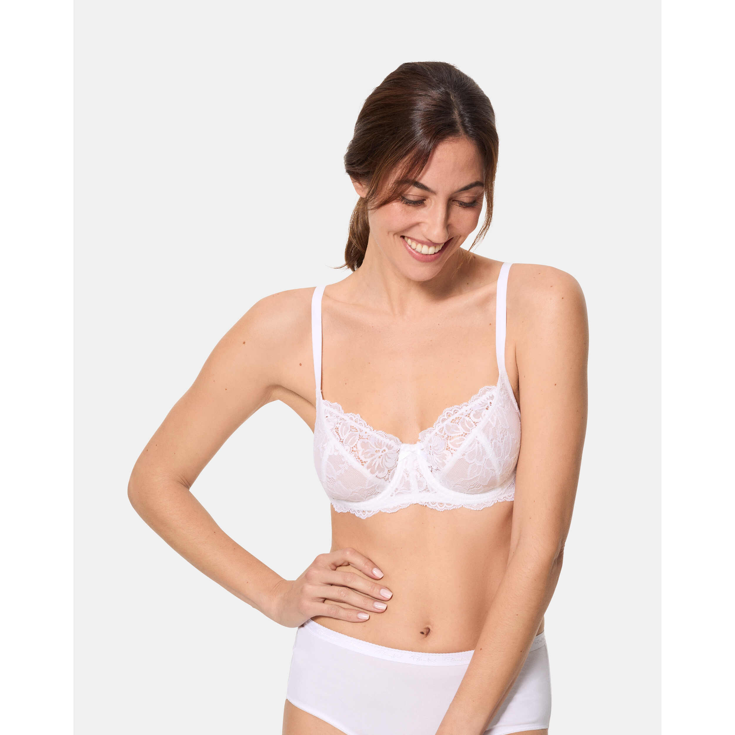 Sujetador de balconnet ultrafemenino atemporal que proporciona un escote seductor y hermoso.