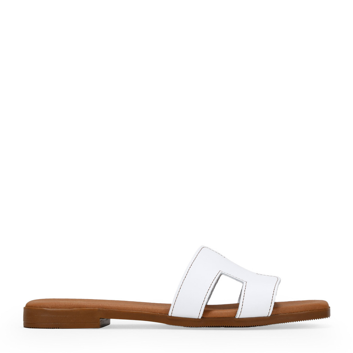 Sandalias planas blancas en piel con plantilla acolchada