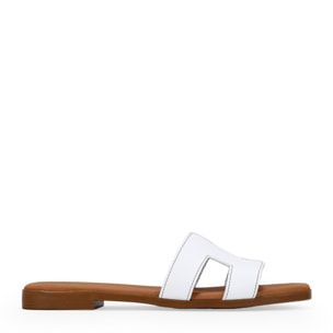 Sandalias planas blancas en piel con plantilla acolchada