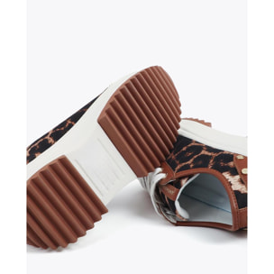 Sneaker con plateau e stampa leopardata con dettaglio borchiato