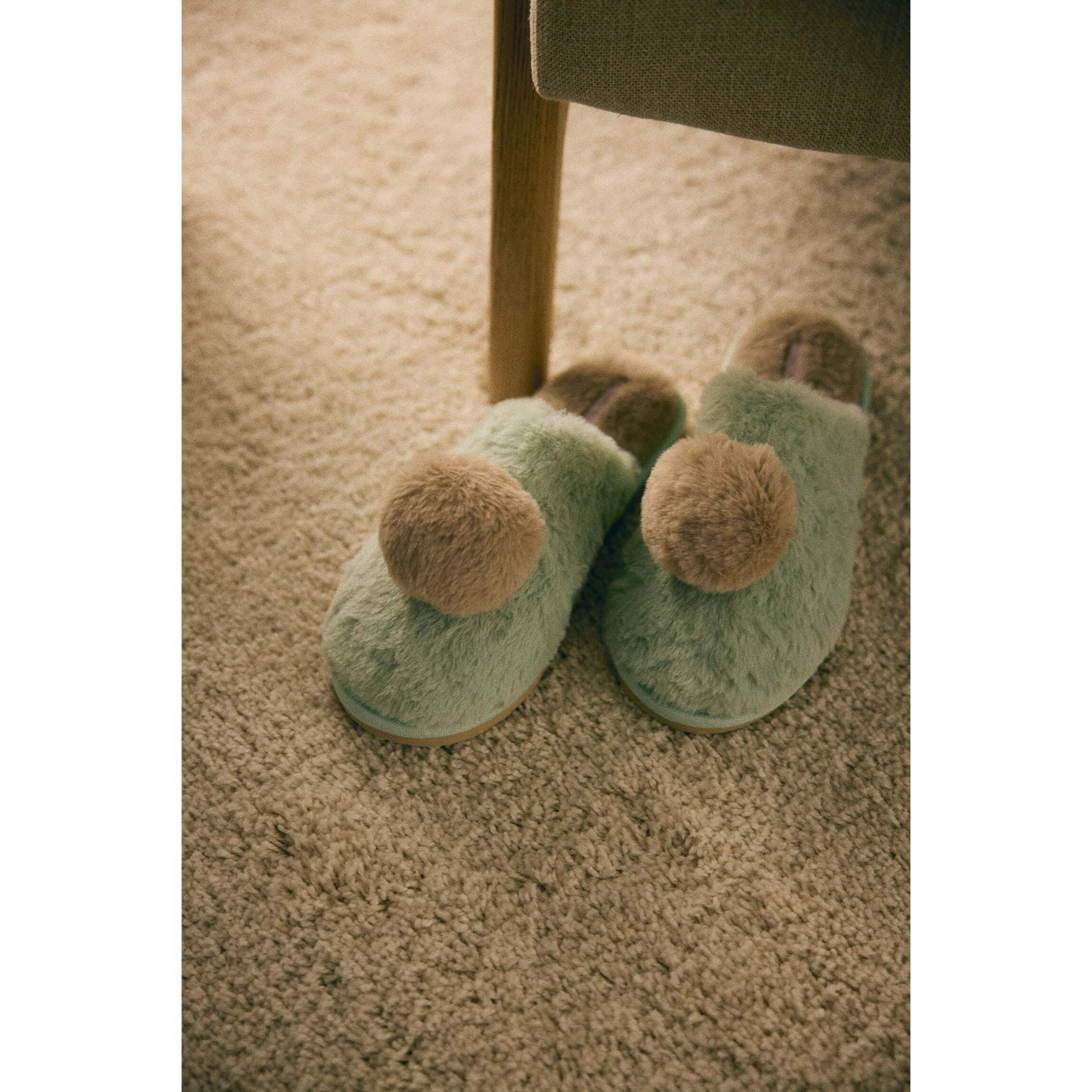 Pantofole con pompon e morbida pelliccia