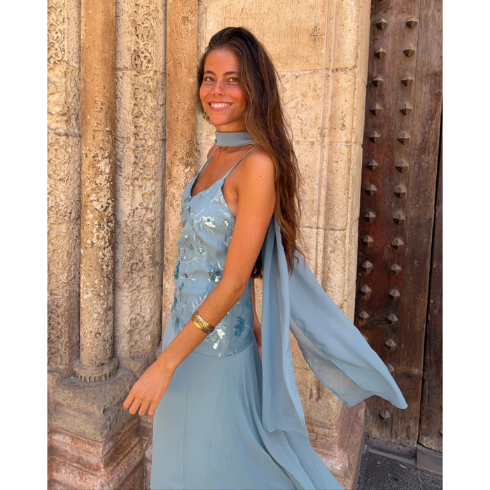 Vestido midi con cuerpo de bordados y gasa