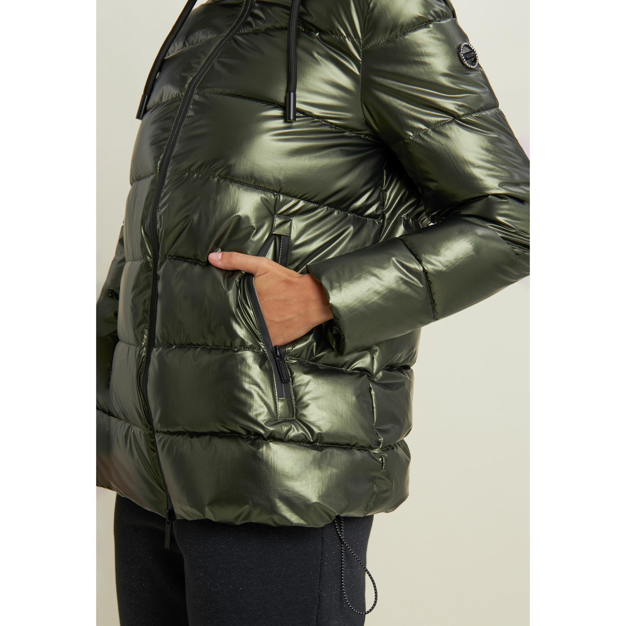 Piumino donna lucido con cappuccio protettivo e coulisse