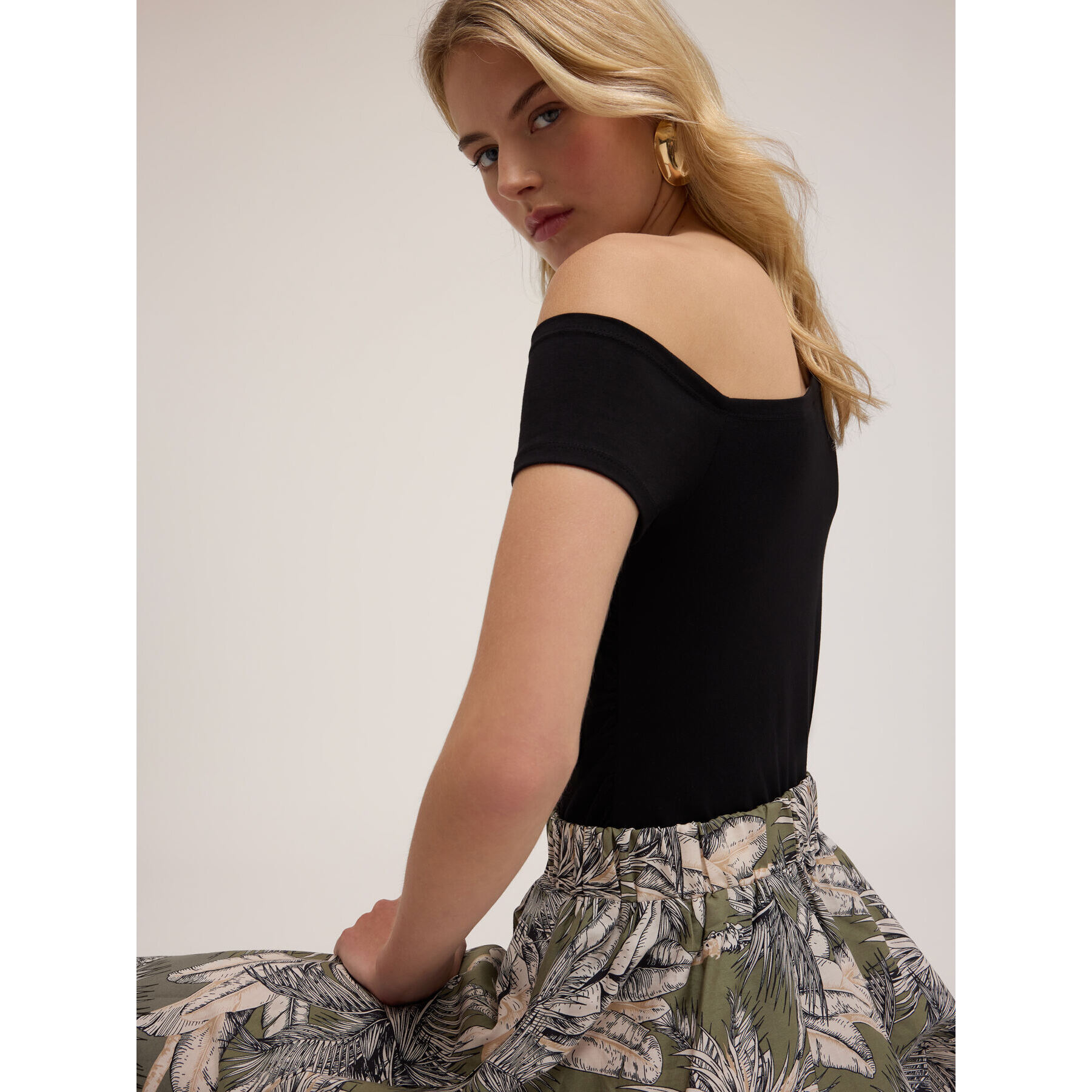 Motivi - Camiseta con escote asimétrico - Negro