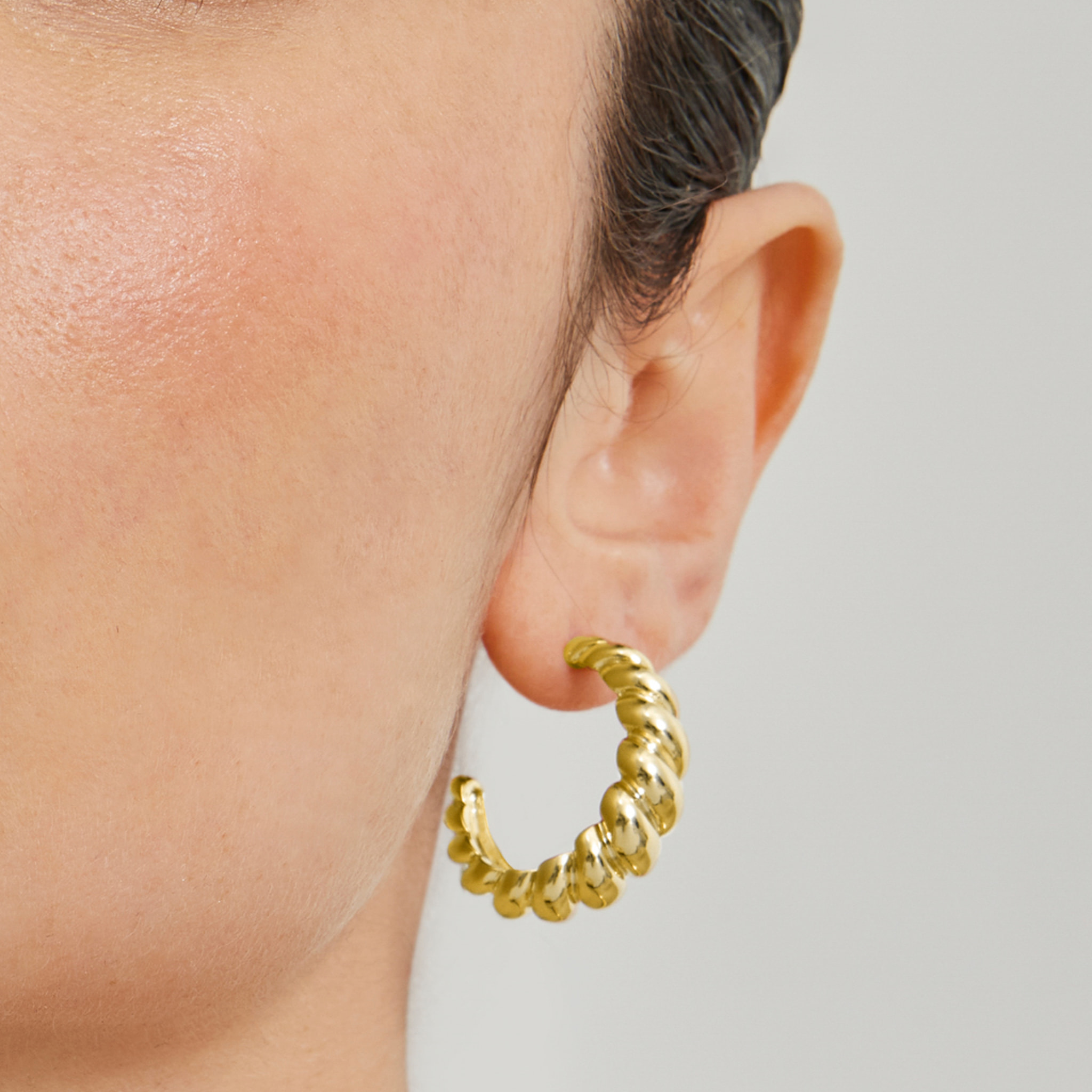 Pendientes de 16mm de diámetro acabado oro amarillo de 18K