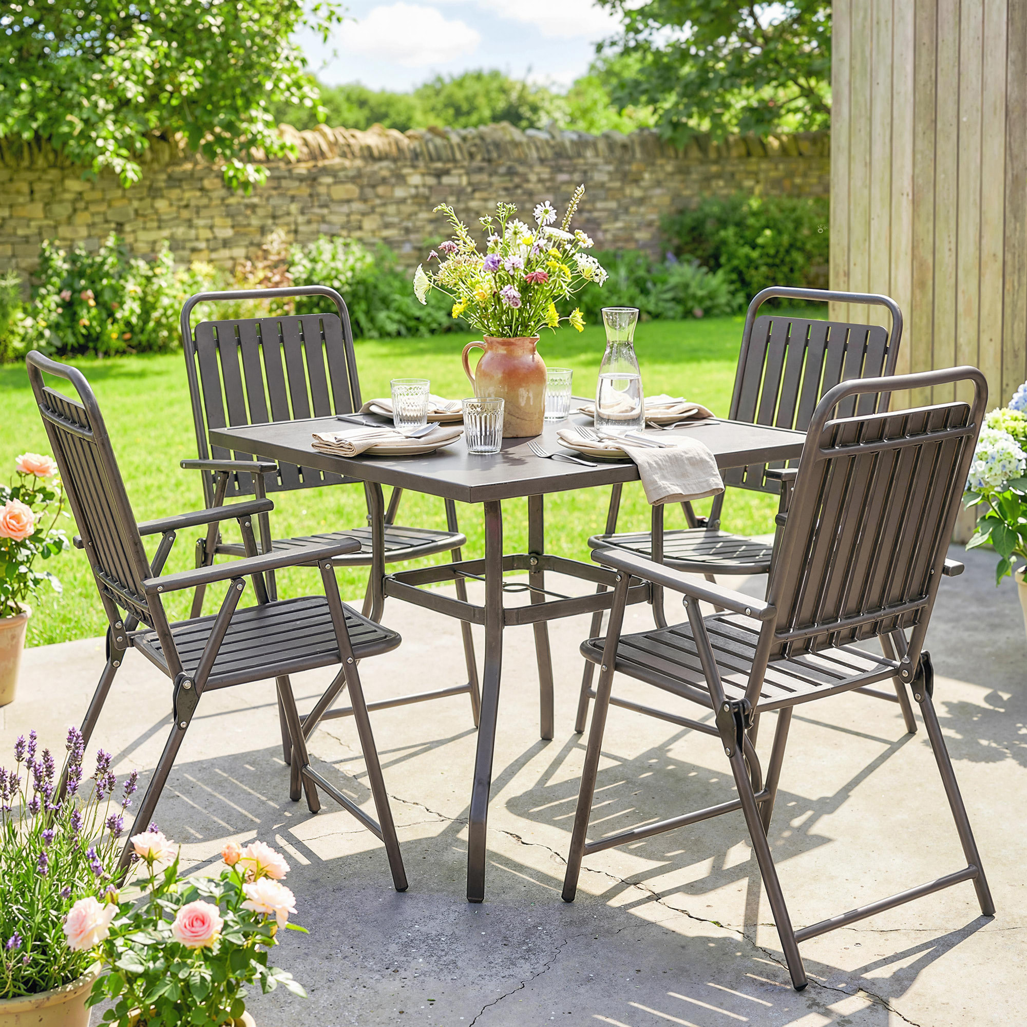 Juego de 4 Sillas de Jardín Exterior Plegables, Sillas Terraza Exterior con Reposabrazos, Respaldo y Asiento de PP, Marco Metálico, 55x63x93 cm, Marrón