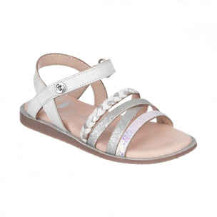 Sandalia en piel con tiras y cierre  velcro