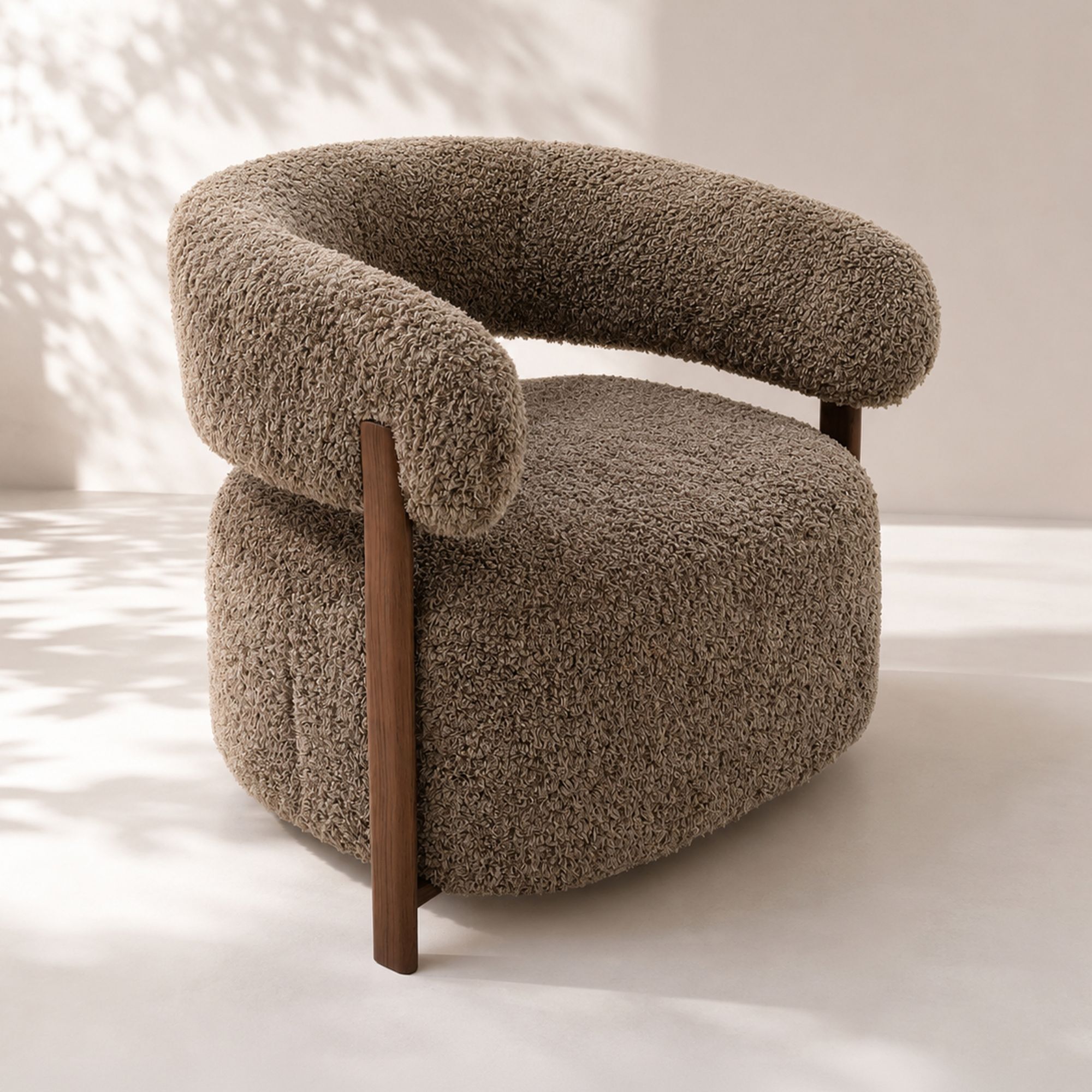 Fauteuil arrondi en tissu chenille effet fourrure latte NOUBIA