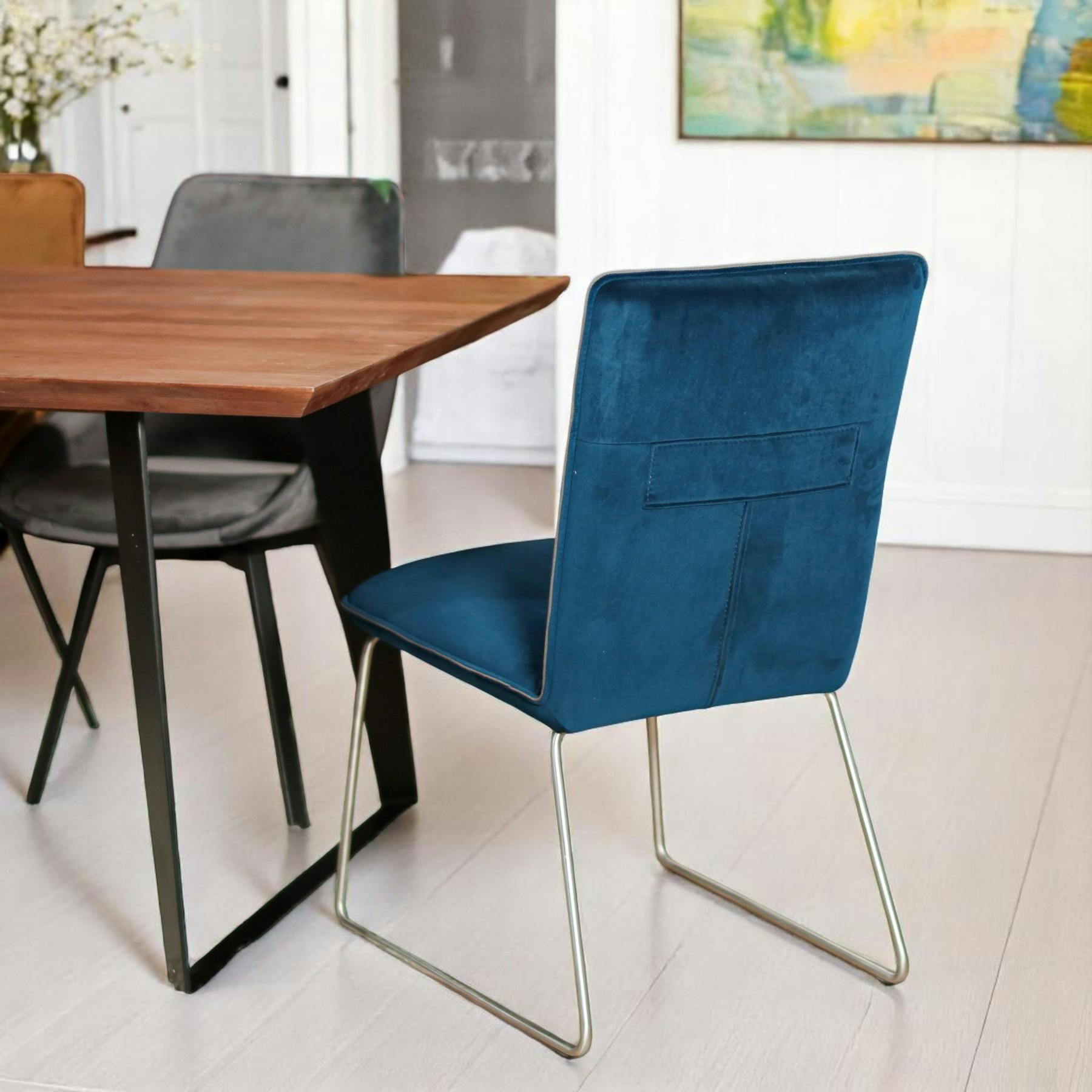 Chaise moderne en velours bleu (lot de 2) OKA