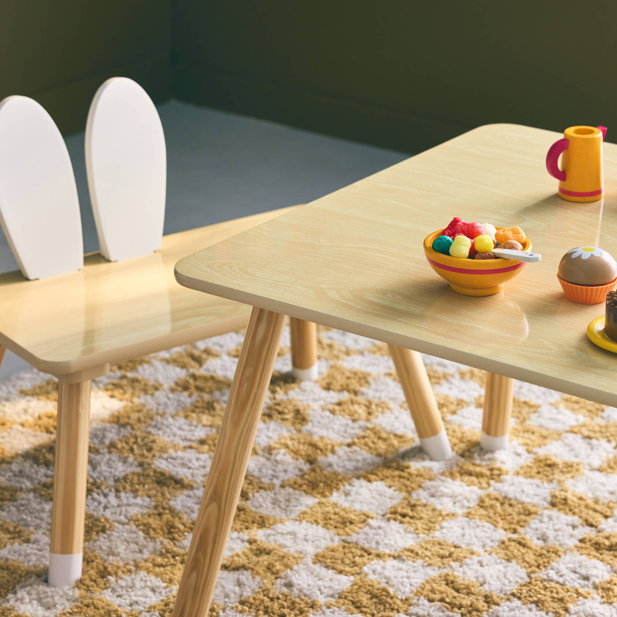Table enfant + 2 chaises. pieds en pin. couleur blanc et bois