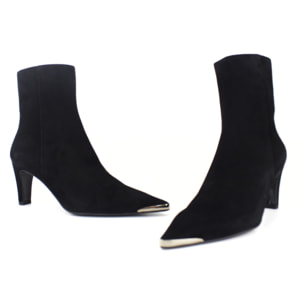 Botin en negro.Tacón de 6 cm