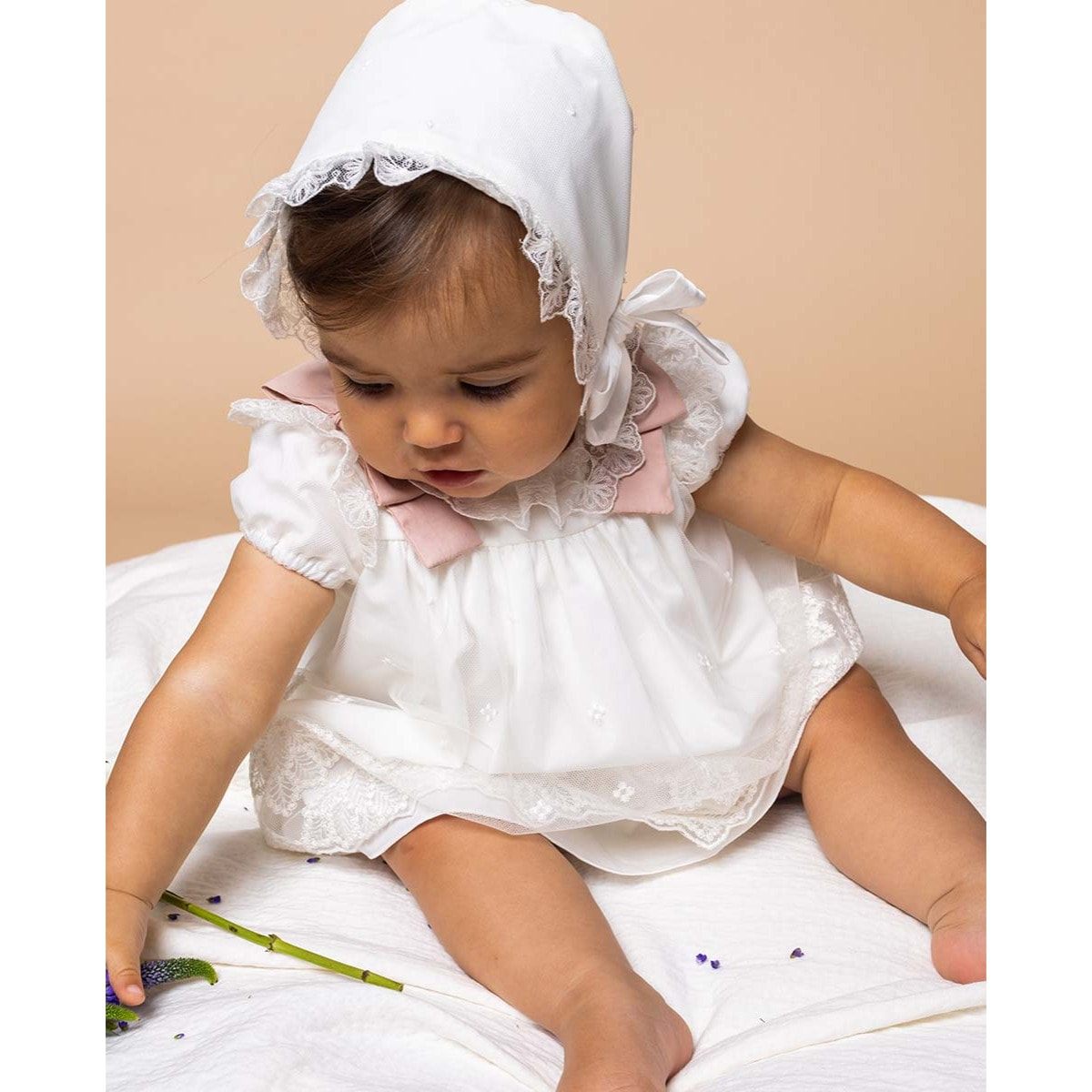 Vestido bordado de tul avalorio. Puntilla en el cuello y en las sisas, manga corta abullonada.