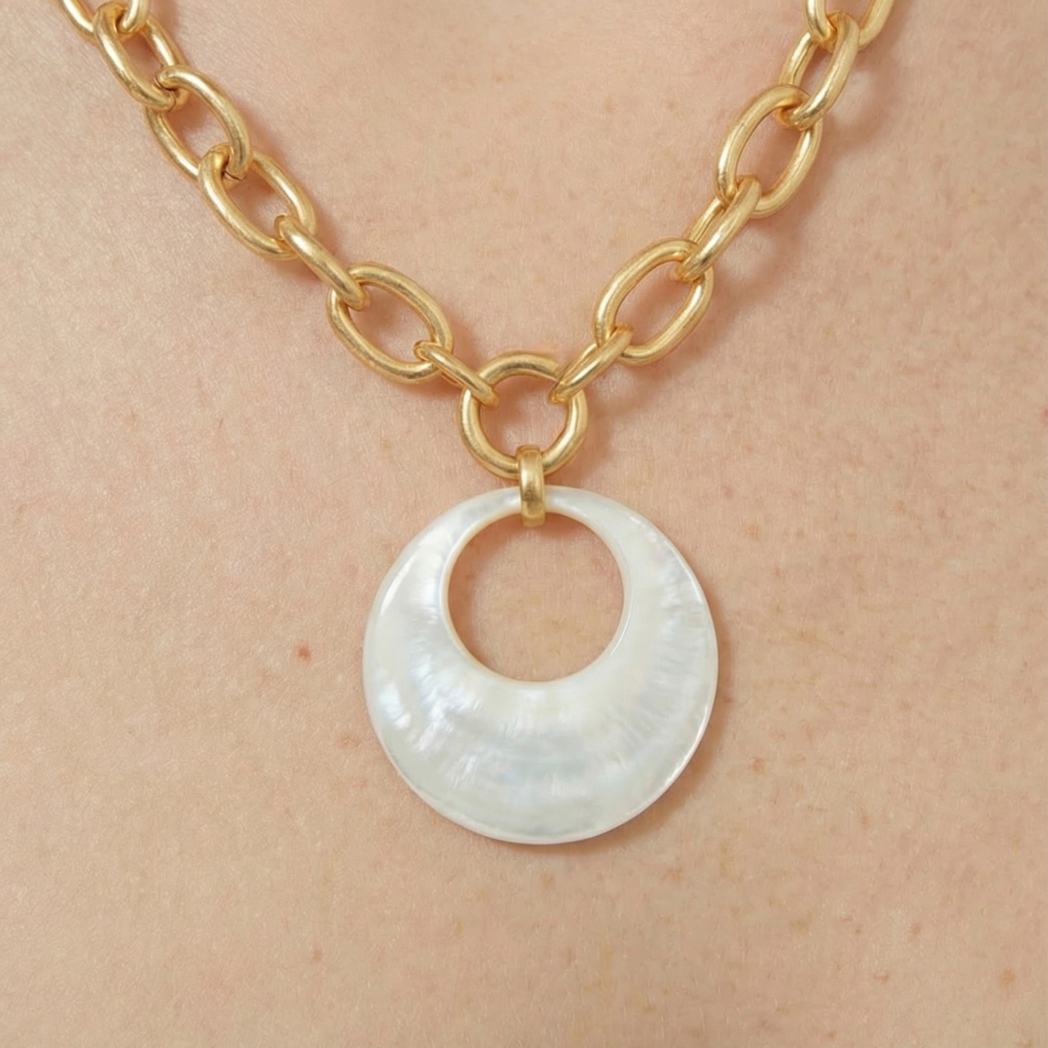 Collar de Madreperla Blanca acabado en oro amarillo de 18k