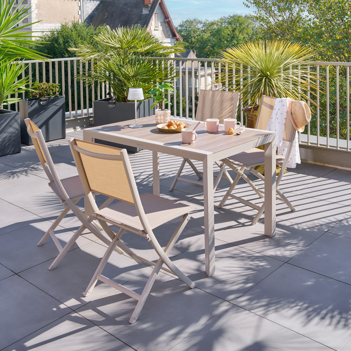 Table de jardin "Évasion" effet bois lin & argile 4 places lates en aluminium