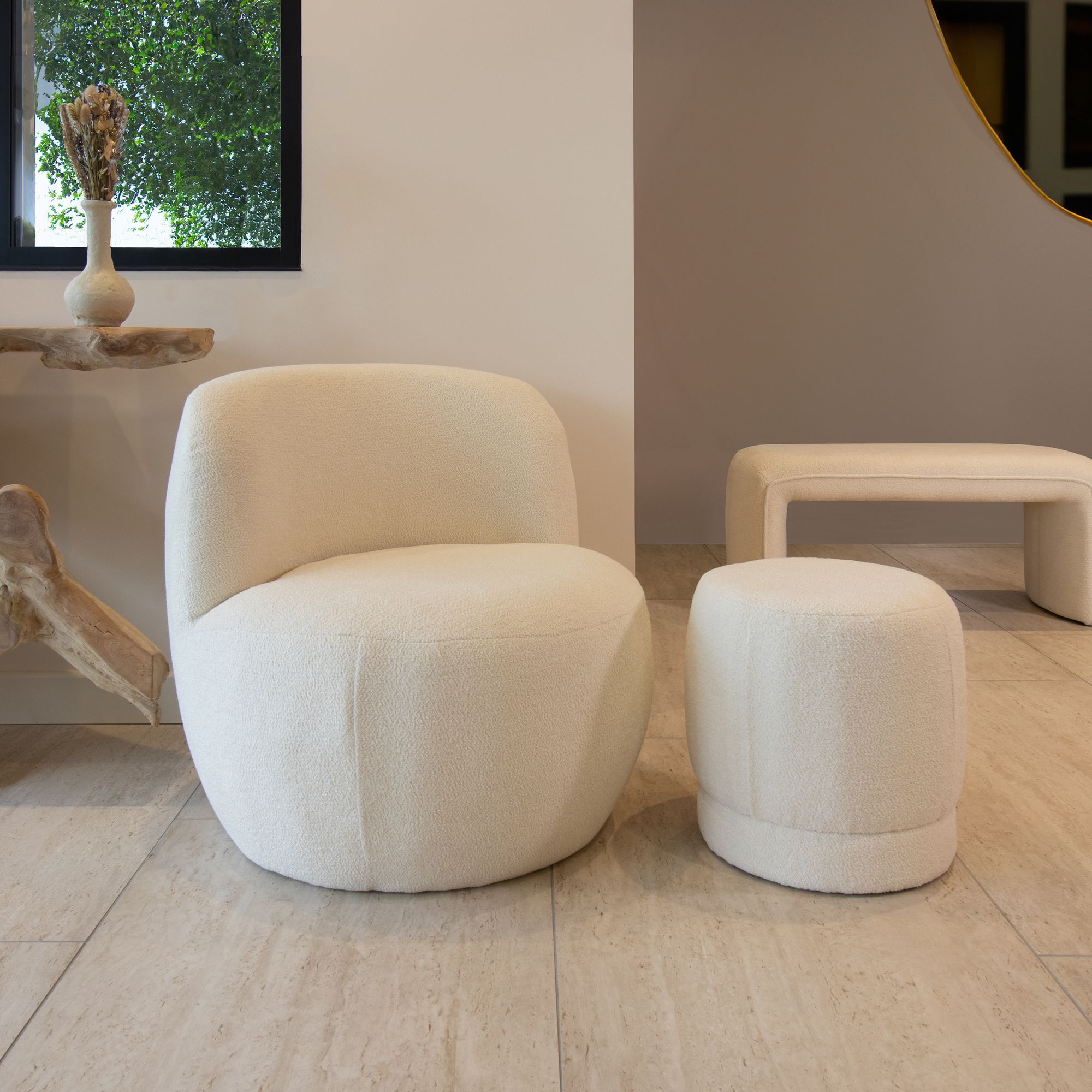 Pouf en tissu bouclette beige et structure en bois  MALO