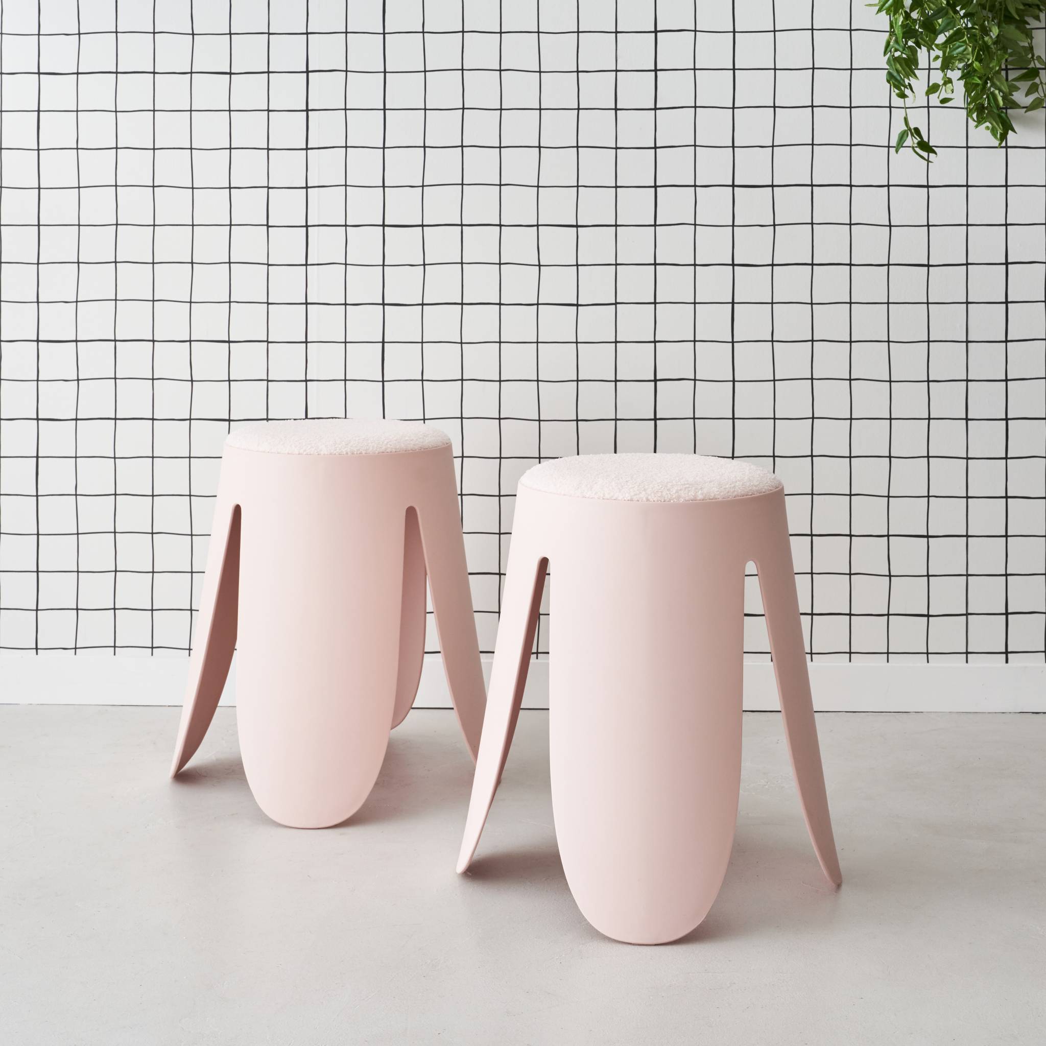 Set de 2 tabourets empilables roses. bouclette texturée. NIKI. Ø30 / 44 x H46cm