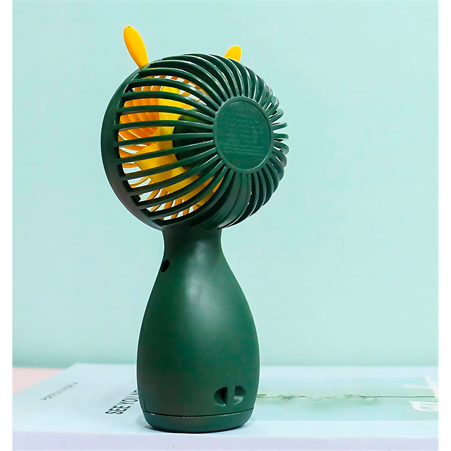 Mini ventilador de mano con orejas.