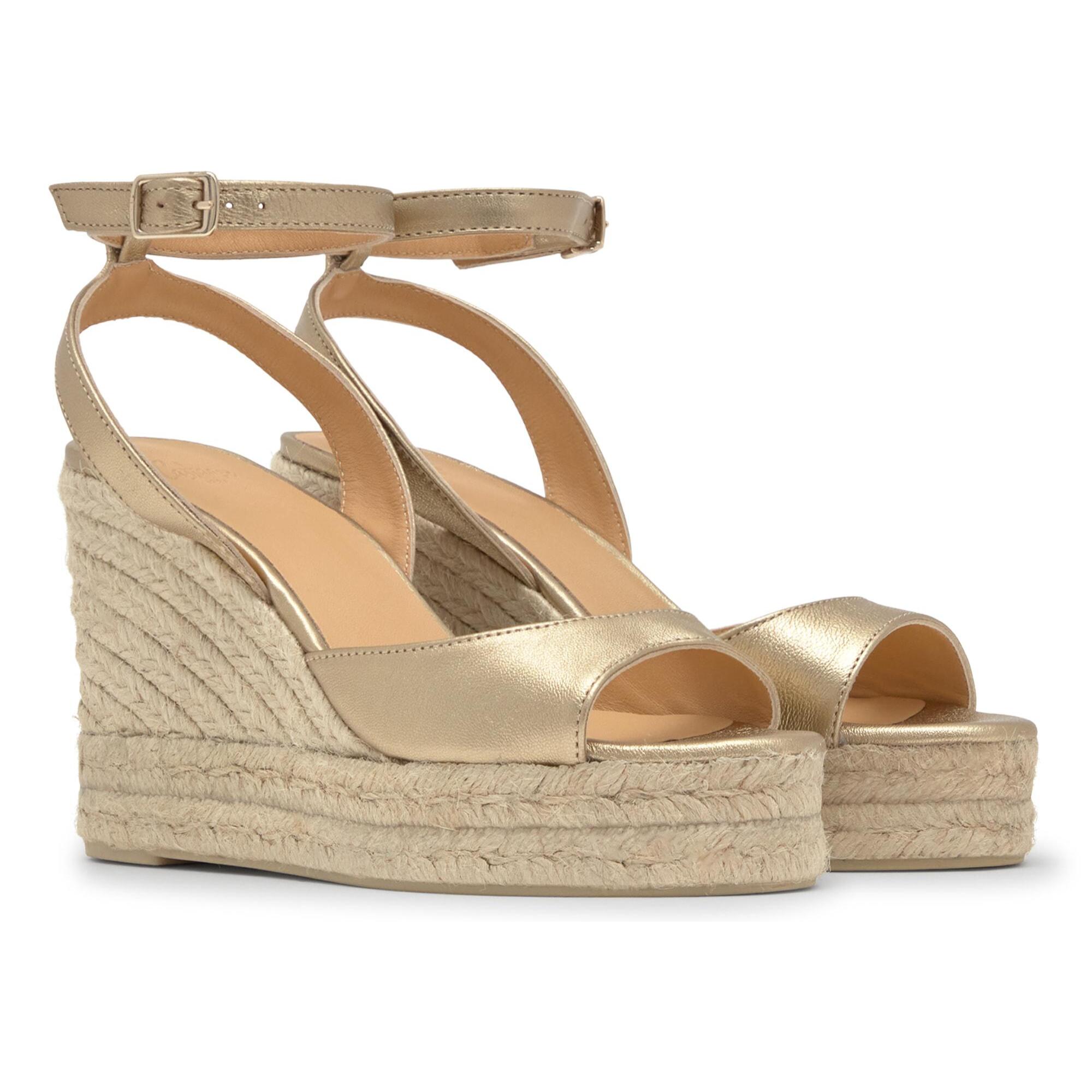 Sandalias de cuña de mujer Blair en piel metalizada con cierre de pulsera