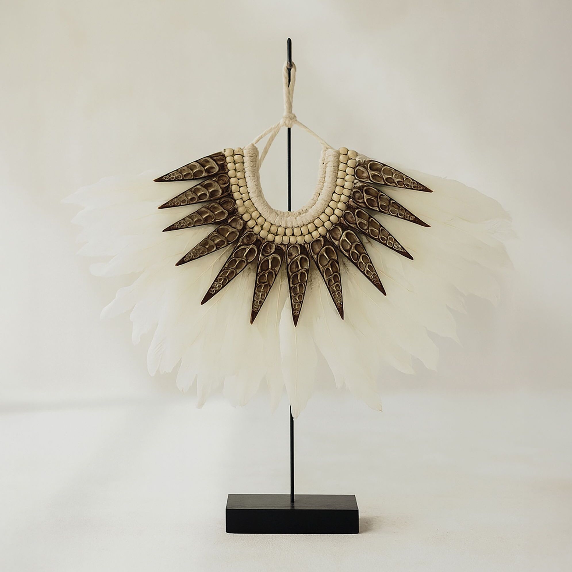 Collier en plumes blanches et coquillages PAPUA