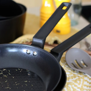 Poêle antiadhésive en aluminium noir 28cm - tous feux FIRST