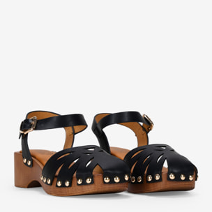 Sandalias negras con suela de madera