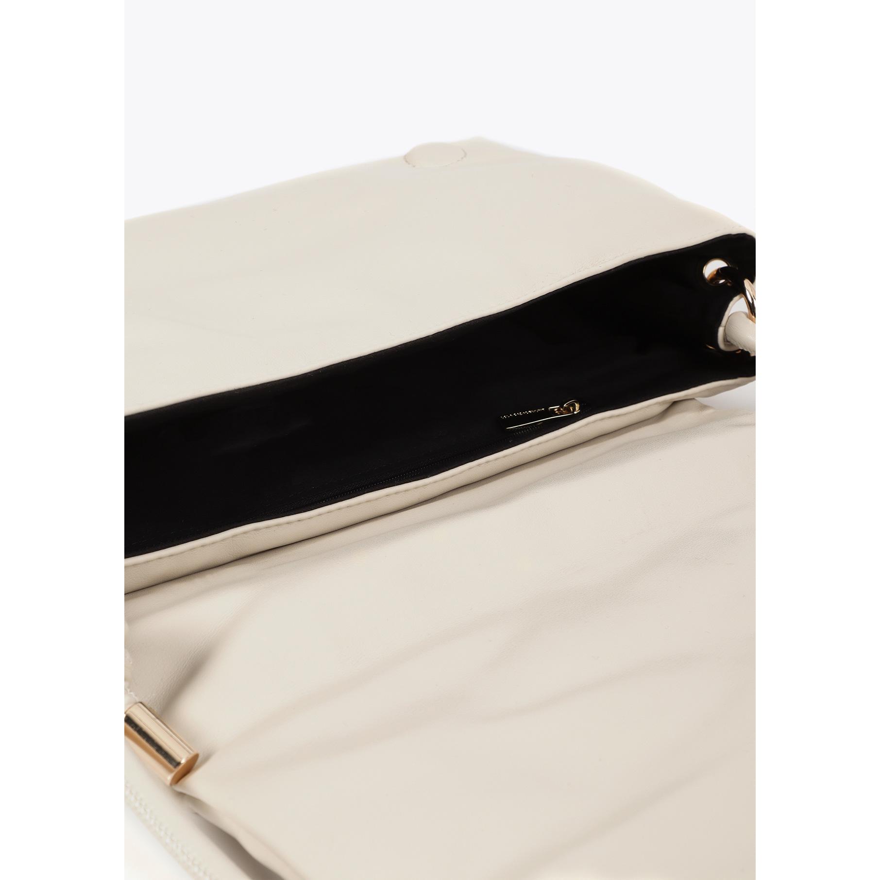 Tracolla imbottita effetto pelle con borchie