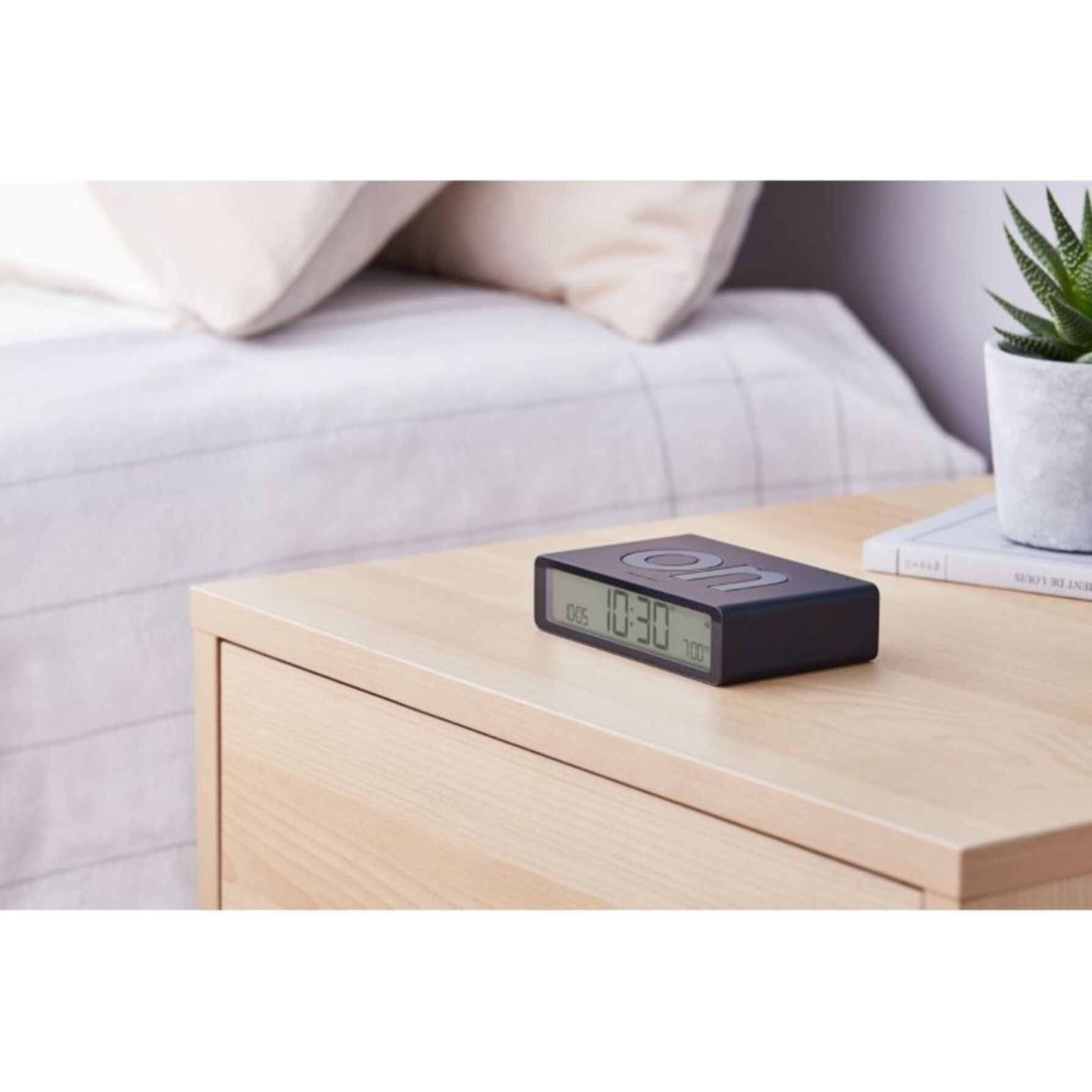 Réveil LEXON Flip Classic Rechargeable en USB-C Noir