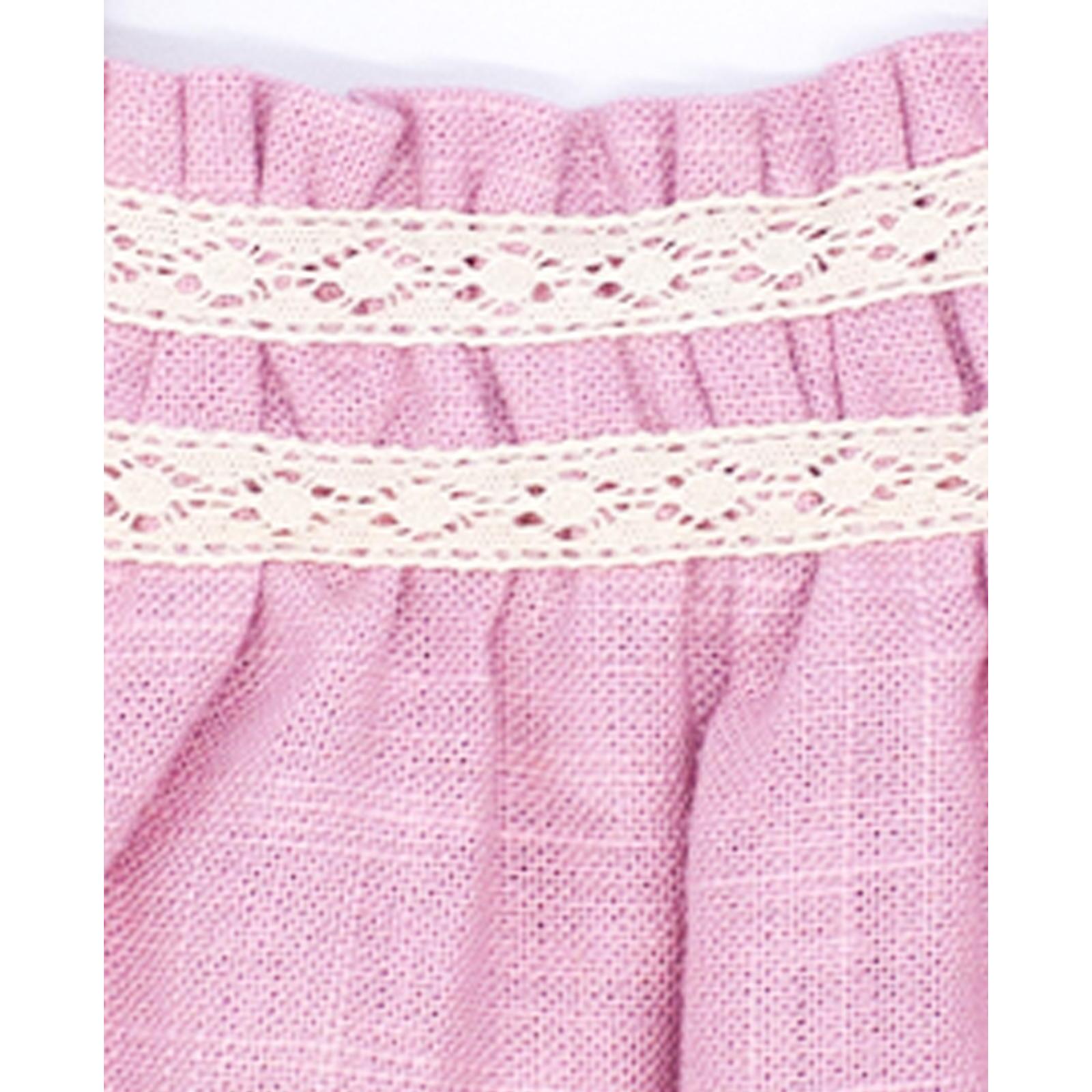 Vestido corto rosa, pecho fruncido con puntillas bordadas y volante en las sisas.