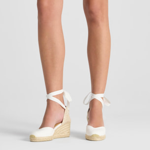 Alpargata plana en lona de algodón con pala en v y lazo al tobillo