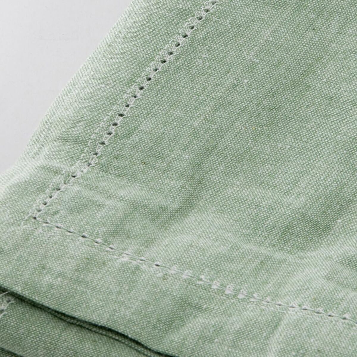 Tovaglia in cotone ajour elegante e versatile, tessuto morbido e resistente, ideale per tavola quotidiana e occasioni formali, design raffinato e discreto, facile da lavare e stirare, certificata sicura per uso domestico