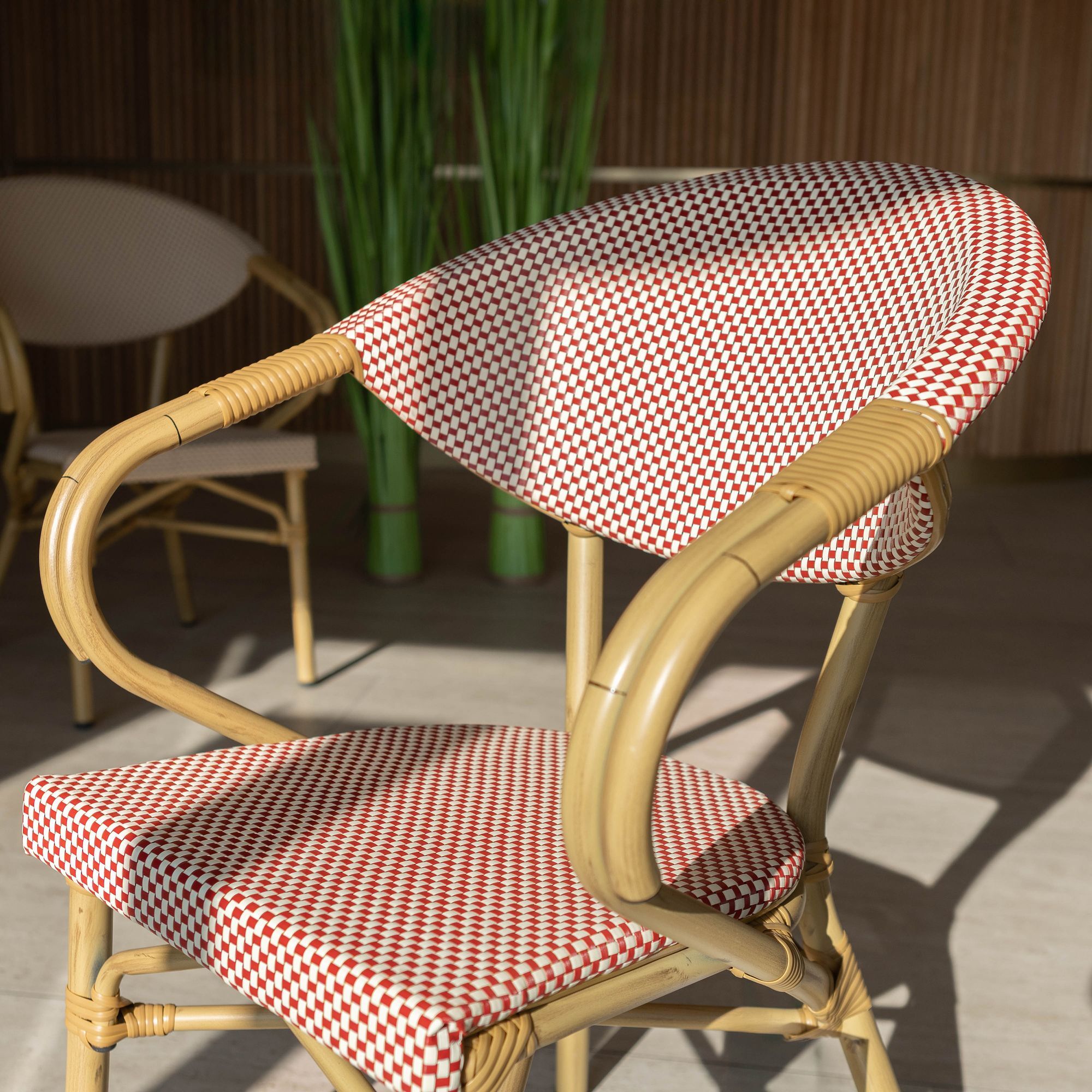 Lot de 2 fauteuils de table extérieur en aluminium effet rotin rouge AMALFI