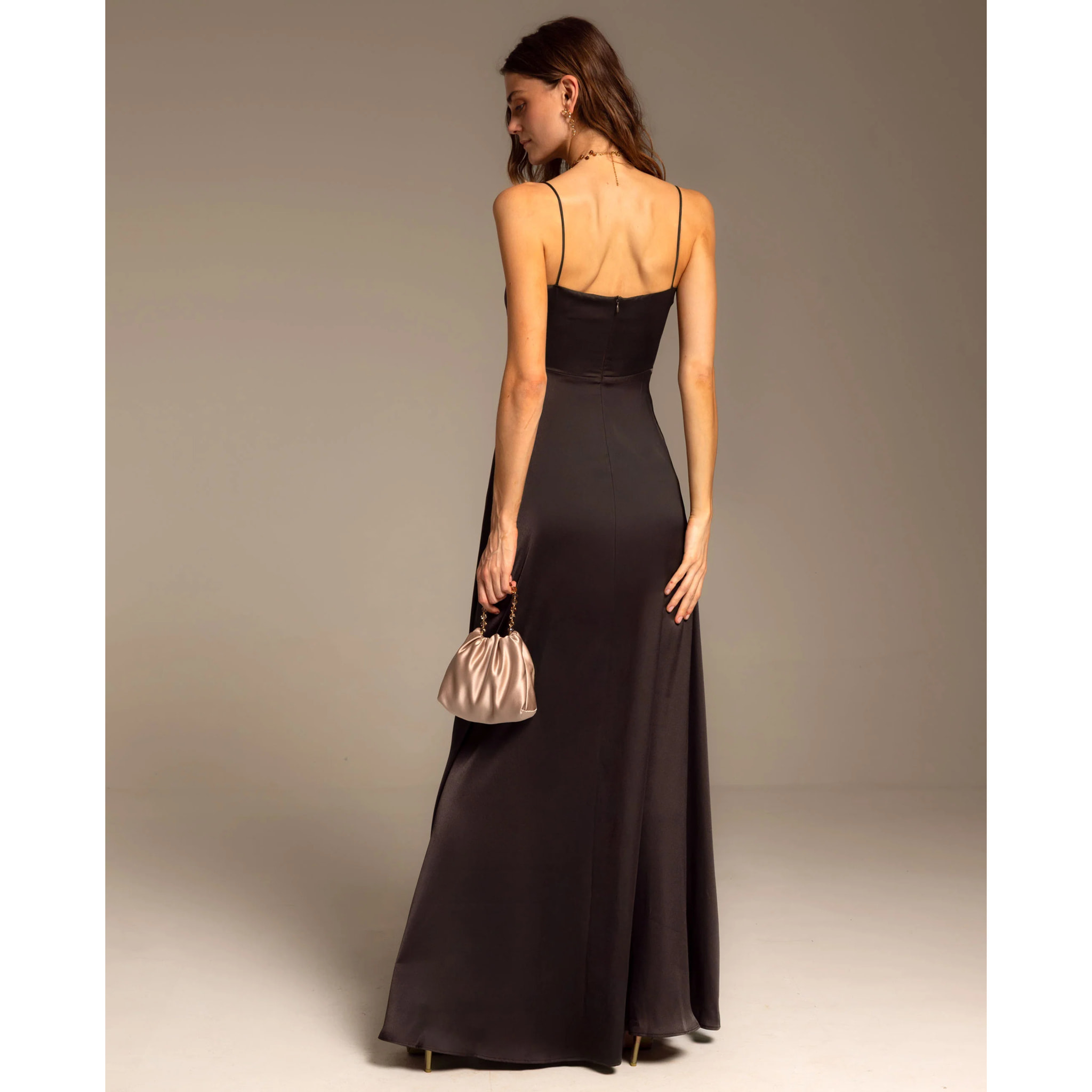 Vestido largo princesa de tirantes y escote drapeado