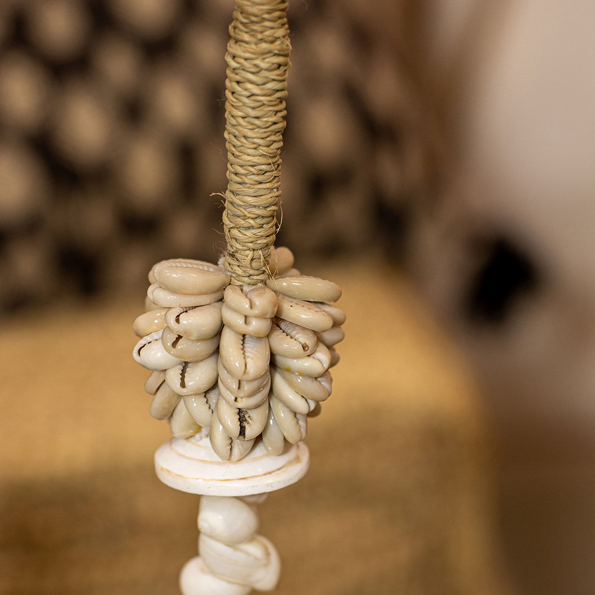 Collier en coquillages avec socle en métal  DAO