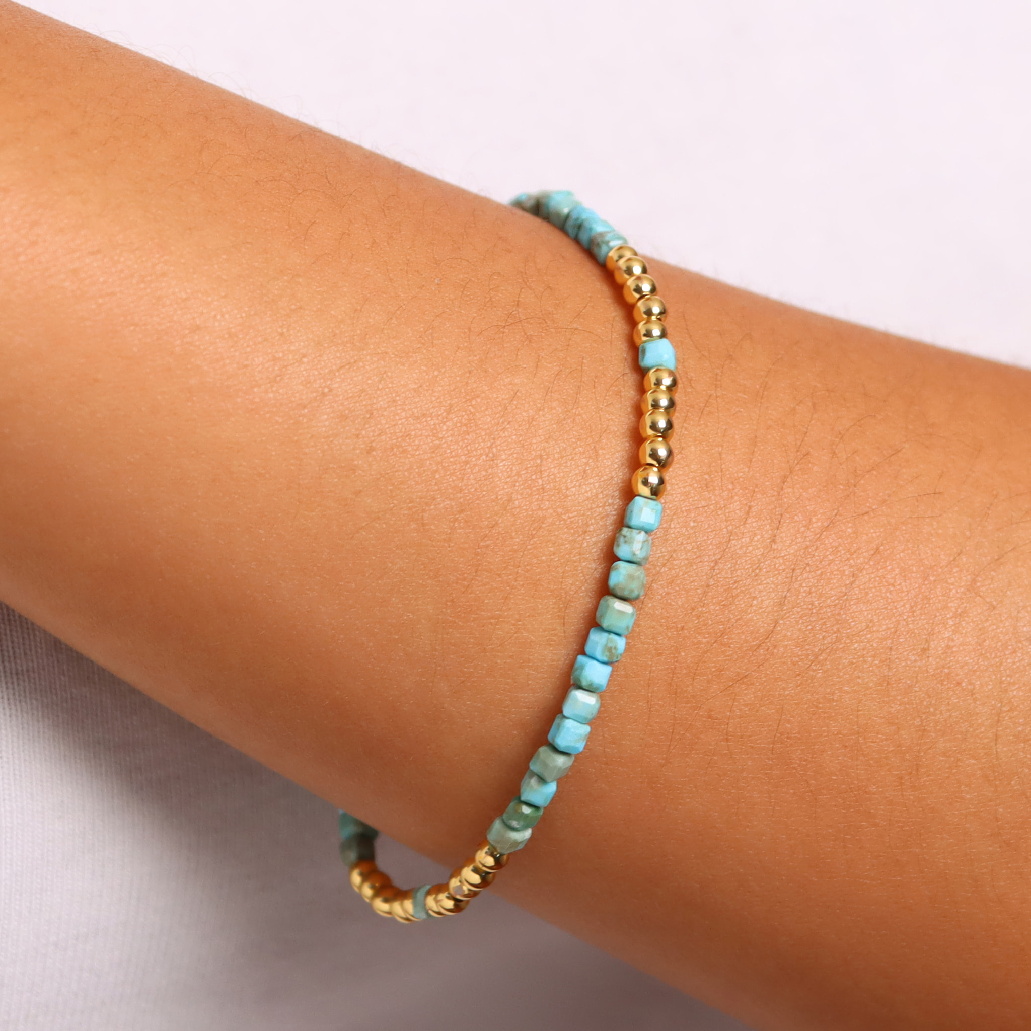 Bracciale Elastico con Pietre Naturali Azzurre e Bead Lucide