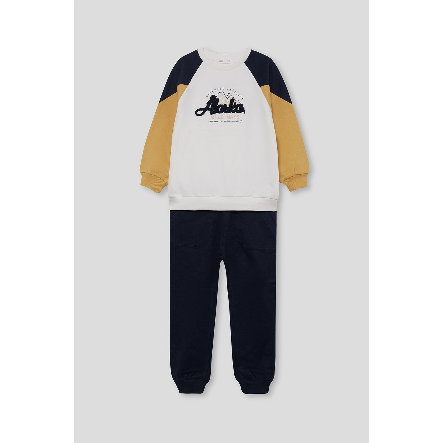 Conjunto niño sudadera crudo, mostaza y marino y pantalón jogger, texto outdoor en relieve | Color: Marino | Street Monkey