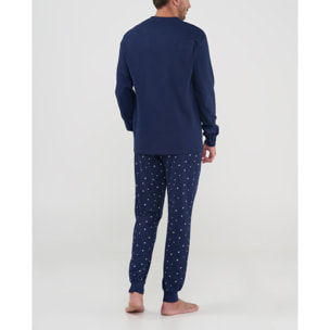 Pijama hombre, chaqueta con tejido liso, cuello pico, detalle de bolsillo y pantalón largo estampado con bolsillos