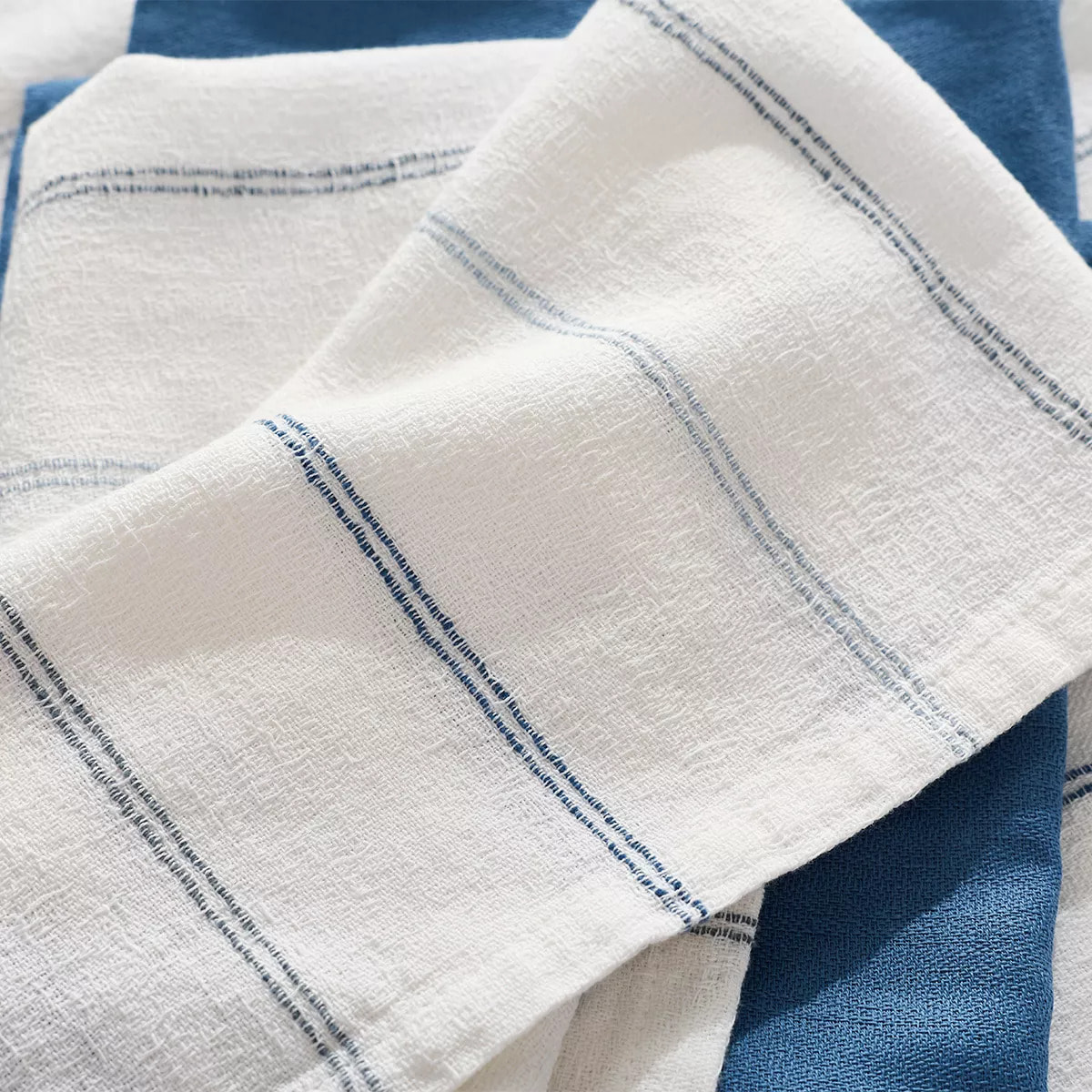 Serviette pur coton lavé motif jacquard blanc bleu Rimini blu