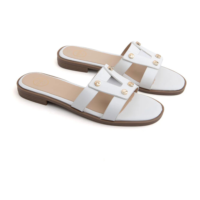 Ciabatta flat con fascia a H borchiata - BIANCO