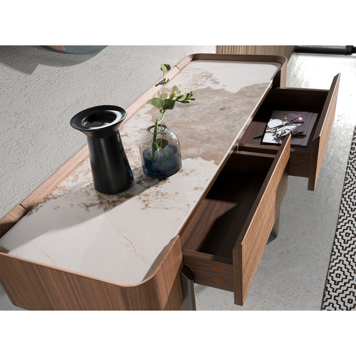 Consola rectangular en madera chapada en nogal natural y tapa de mármol porcelánico blanco con vetas en tonos tierra en brillo 120x40x76cm