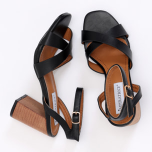 Sandali in simil pelle con fasce incrociate e tacco alto in sughero