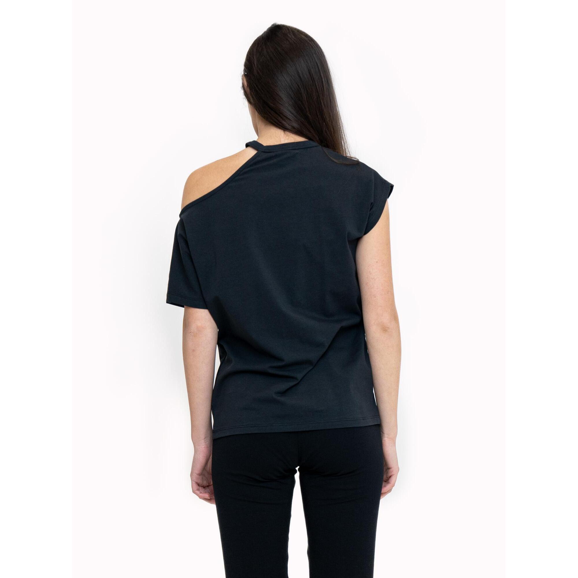 Camiseta de mujer blanca y negra de un solo hombro