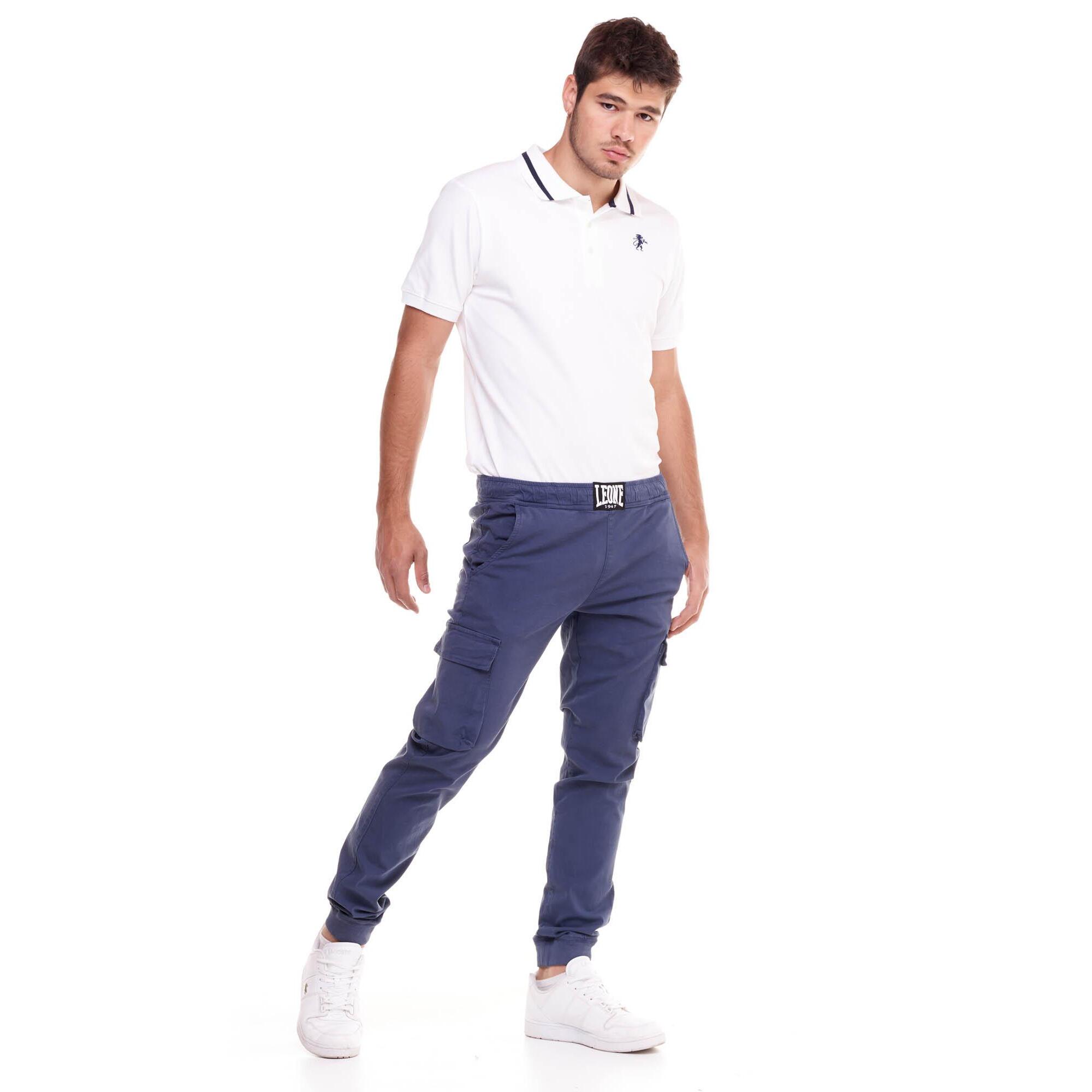 Pantalón cargo de hombre minimalista con puño elástico.