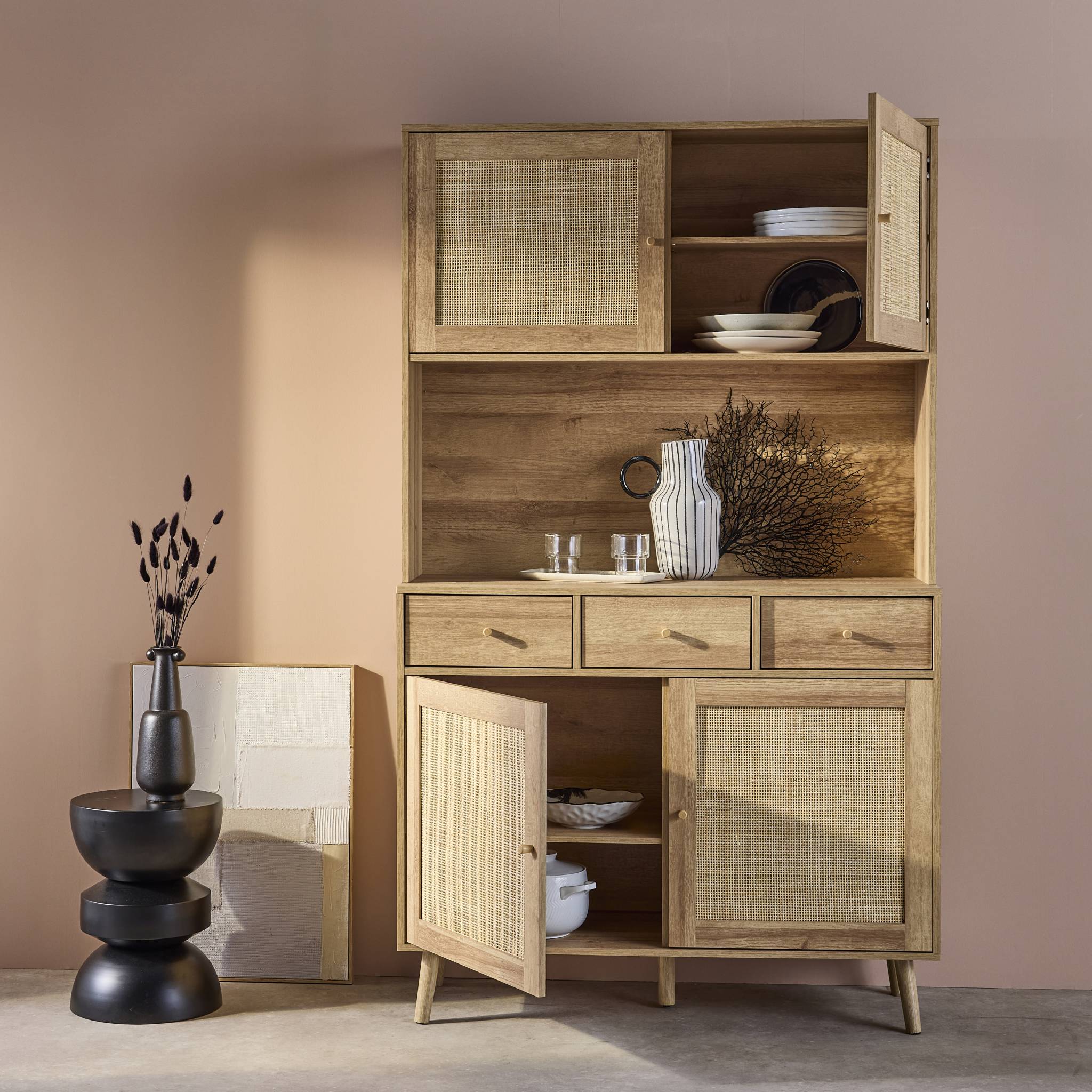 Buffet de cuisine BOHEME décor bois et cannage 4 portes 3 tiroirs 110 cm. Naturel. pieds en bois de pin revêtement papier