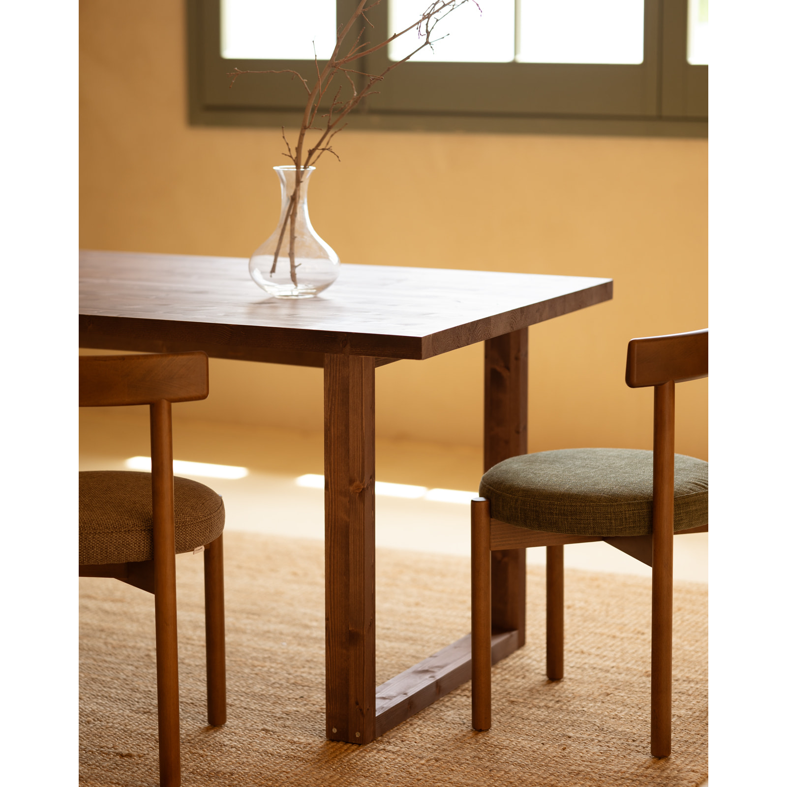 Mesa de comedor de madera maciza en tono nogal de varias medidas