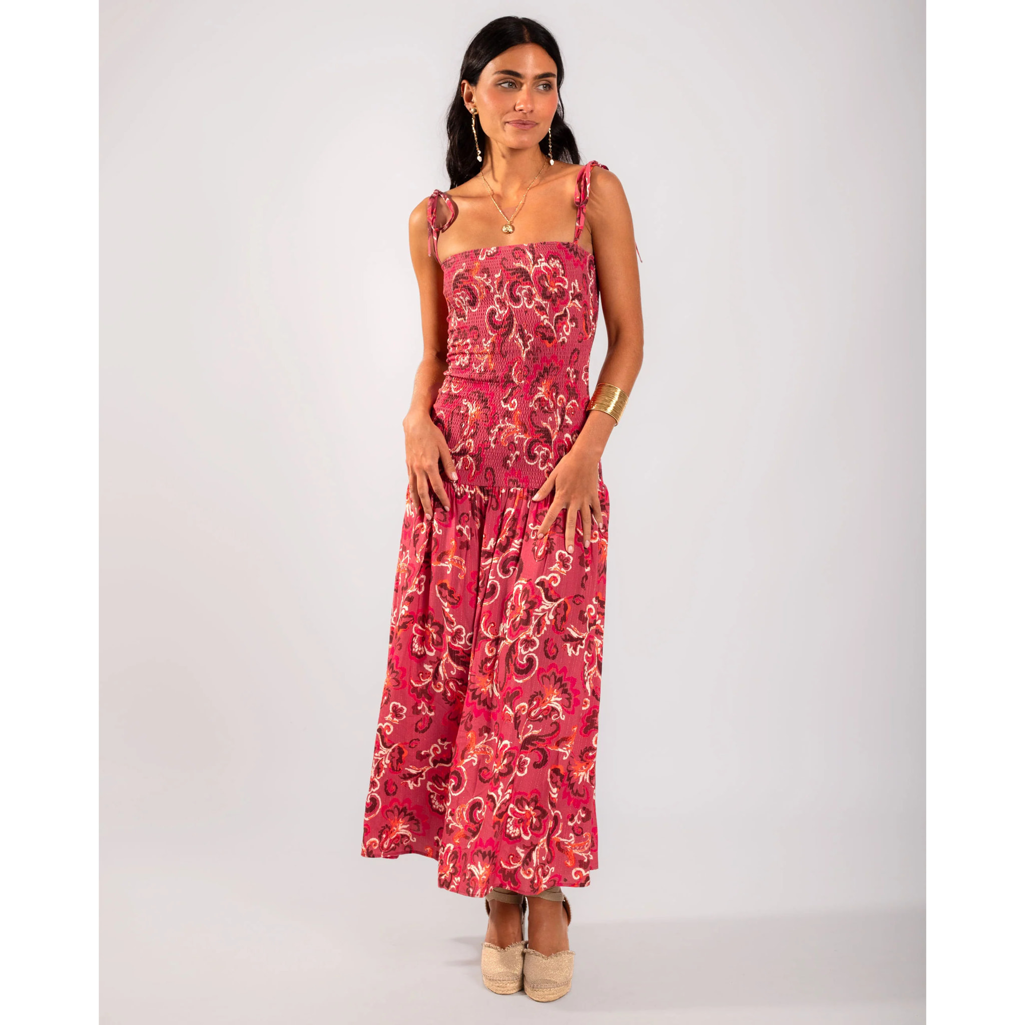 Vestido midi estampado con cuerpo fruncido y tirantes ajustables