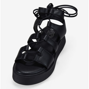 Sandalias negras con tiras atadas